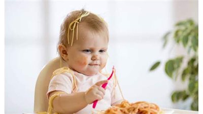 لكل أم.. متى يمكن إدخال الطعام للمولود وحجم الكميات المسموح بها؟