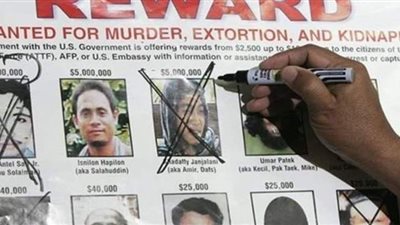 الشرطة الفلبينية تتسلم أحد زعماء جماعة أبو سياف الإرهابية