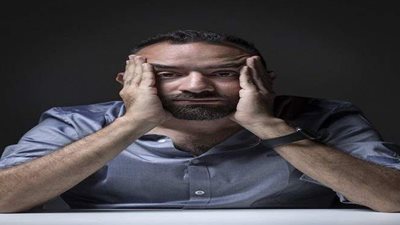 عمرو سلامة يتعرض لموجة سخرية لفقده أحد كلابه بمحل في التجمع | فيديو