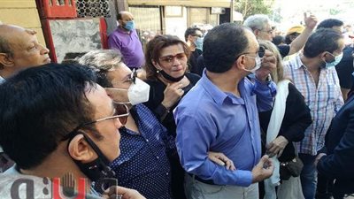 هاني شاكر يقدم واجب العزاء لأسرة سمير الإسكندراني | فيديو