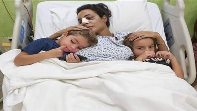 نادين نسيب مع أبنائها فى المستشفى بعد خضوعها لجراحة بسبب إصابتها في  انفجار بيروت