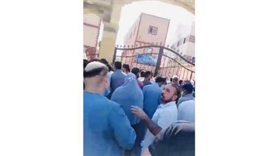 تكدس وزحام المواطنين بـ