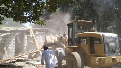 إزالة 10 حالات تعد على بحر شبين في السنطة