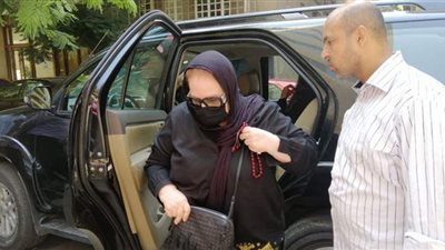 وصول ميرفت أمين ودلال عبدالعزيز إلى مستشفى الصفا لتشييع جثمان شويكار | فيديو