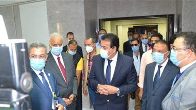 وزير التعليم العالي يقف دقيقة حداد على شهداء الكوادر الطبية