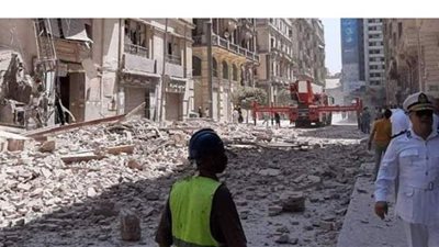 إصابة شخصين وإنقاذ 10 آخرين من داخل العقار المنهار في قصر النيل