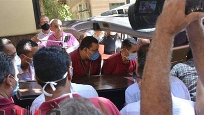 لحظة خروج جثمان شويكار من مستشفى الصفا وانهيار نجل فؤاد المهندس | فيديو