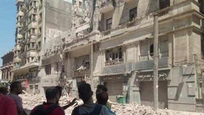 تفاصيل انهيار عقار قصر النيل.. إنقاذ 10 أشخاص وإصابة اثنين.. 5 فرق تشارك في الإنقاذ.. والنيابة تنتقل للمعاينة | فيديو