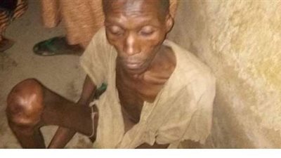 والدان نيجيريان يقيدان ابنهما بالسلاسل 7 أعوام