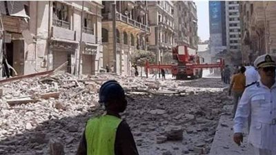 المرور يغلق شارع قصر النيل لحين رفع ركام العقار المنهار