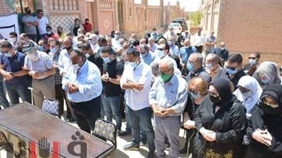 نجل فؤاد المهندس يؤم المصلين بصلاة الجنازة على شويكار | فيديو