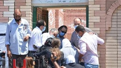 لحظة دفن شويكار بمقابر  6 أكتور وانهيار شقيقتها ونجل فؤاد المهندس | فيديو وصور