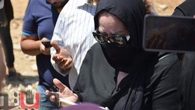 انهيار دلال عبد العزيز أمام مقبرة شويكار | فيديو