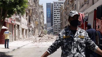 لحظة رفع أنقاض عقار قصر النيل المنهار | فيديو