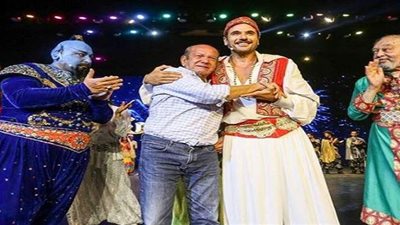 لطفي لبيب يبكي على مسرح كايرو شو مع أحمد عز