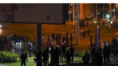 متظاهرون أمام مقر التلفزيون في بيلاروسيا: نريد الحقيقة