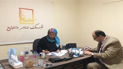 عادل السنهوري يوقع عقد كتابه 