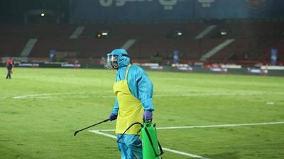 تعقيم استاد الأهلي الجديد بين الشوطين خلال مواجهة الإنتاج الحربي| صور