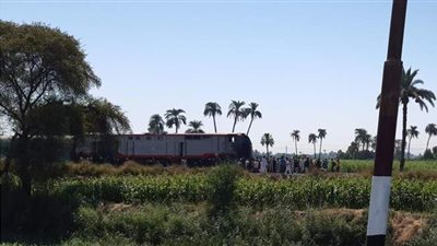 إصابة أمين شرطة قفز من  قطار اصطدم بتروسيكل فى قنا