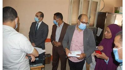 نائب محافظ سوهاج يتفقد سير العمل بإدارة خدمة المواطنين بمدينة أخميم