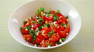 طريقة عمل سلطة الطماطم بالثوم والبقدونس