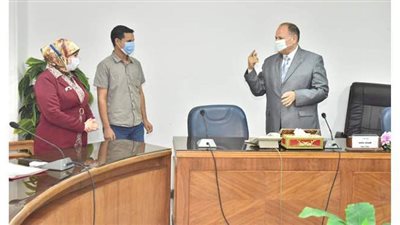 محافظ أسيوط يكرم فريق مبادرة 