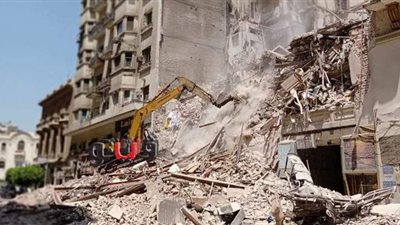 استمرار رفع أنقاض عقار قصر النيل المنهار لليوم الثاني | صور