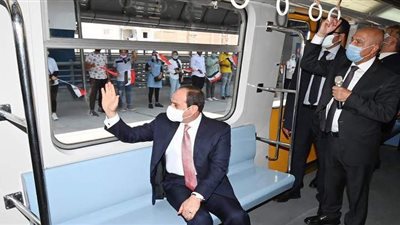 لحظة استقلال السيسي مترو الأنفاق وتفقده لمحطات المرحلة الرابعة من الخط الثالث | صور