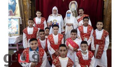 الأنبا شاروبيم يرسّم عددا من الشمامسة بكنيسة أبنود في قنا |  صور