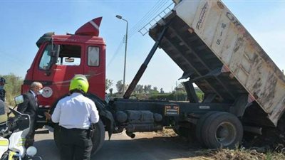 محافظ القليوبية يضبط سيارة تلقي المخلفات بجسر  الرياح التوفيقي