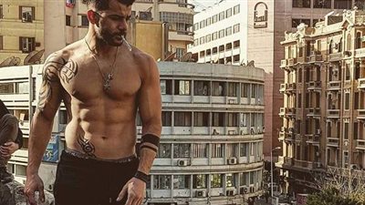 رامز أمير يظهر بتدريبات على سور من الطابق 36 والجمهور يحذره