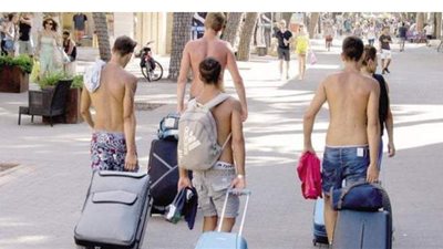 500 يورو.. غرامة التجول بملابس السباحة في بلدة إيطالية