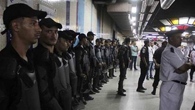 انتشار أمني مكثف بمحطات مترو الأنفاق بالتزامن مع رفع الأسعار