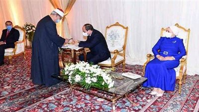 لمسة وفاء.. الرئيس السيسي يشهد على عقد قران نجلة صديقه الراحل | صور