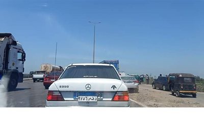 انقلاب سيارة نقل تتسبب في شلل مروري بطريق 