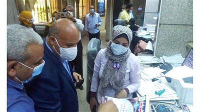 السكرتير المساعد لمحافظة سوهاج يتابع تلقى طلبات التصالح على مخالفات البناء