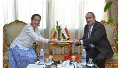 وزير الطيران المدني يبحث تسيير خط مباشرة من القاهرة الي كولومبيا