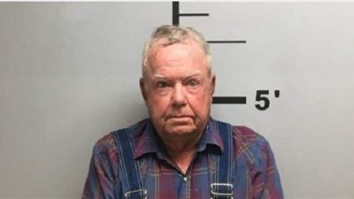 الشرطة الأمريكية تعتقل مواطنا ألقى حيوانات ميتة ودماء على قبر جاره الراحل