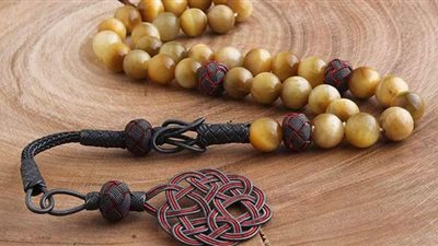 تفسير حلم السبحة في المنام وعلاقتها بالازمات المادية وخسارة المنصب