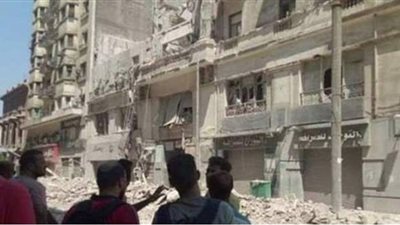 انتشال جثتين من أسفل أنقاض عقار قصر النيل المنهار