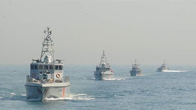 خفر السواحل الإماراتي يشتبك مع ثمانية قوارب