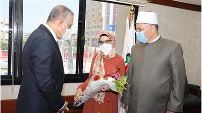 محافظ سوهاج يكرم طالبة كفيفة حاصلة على المركز الثاني على الجمهورية بالثانوية الأزهرية