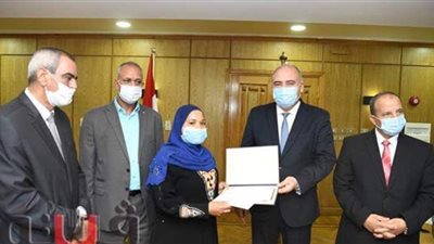 الداودي يكرم أول جزارة في محافظة قنا