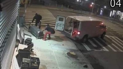 سرقة جهاز صراف آلي قبل وصول مالك المحل بدقائق (فيديو)