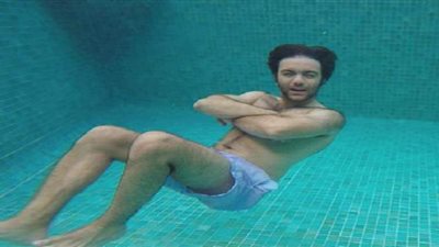 شريف رمزي يخضع لجلسة تصوير جديدة تحت الماء