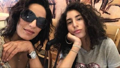 بعد إلغاء حكم حبس والدها. لينا الفيشاوي تظهر برفقة هند الحناوي