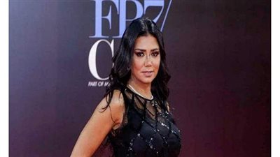 رانيا يوسف تستعرض رشاقتها على 