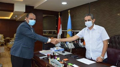 محافظ الغربية يستقبل مدير الإدارة الهندسية بديوان المحافظة بعد إخلاء سبيله