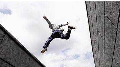 عاطل يفقز من شباك الطابق التاسع هرباً من زوج عشيقته