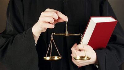 تفسير حلم رؤية المحامي في المنام وعلاقته بانتهاء المشاكل وزوال الهموم والفرج بعد الشدة